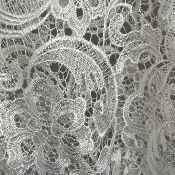 Bisou Bisou embroidered see threw top - Picture 3 of 4